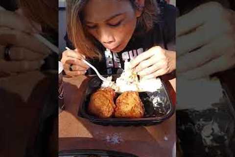 One of the best places to eat on Oahu, Hawaii #shorts #food #localgrinds #hawaii #oahu